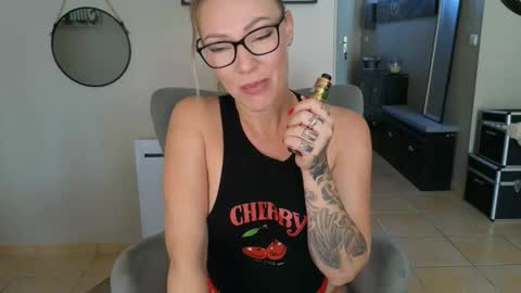 Snapshot of sacha__xx chatting on October 16, 2025, 12:28 pm sacha__xx online show from October 16, 2025, 12:28 pm