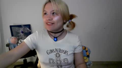 Snapshot of sakura_goldie chatting on November 13, 2025, 2:32 am Saku online show from November 13, 2025, 2:32 am