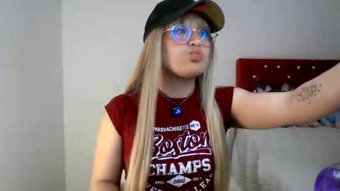 Snapshot of sakura_goldie chatting on November 18, 2025, 10:47 pm Saku online show from November 18, 2025, 10:47 pm