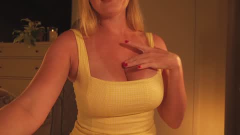 Snapshot of saltedhoney chatting on February 19, 2026, 8:49 pm IsaBella- online show from February 19, 2026, 8:49 pm