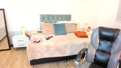 Snapshot of sam_and_molly chatting on January 27, 2025, 7:24 pm Sam and Molly online show from January 27, 2025, 7:24 pm