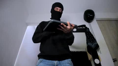   online show from October 5, 2025, 1:15 am