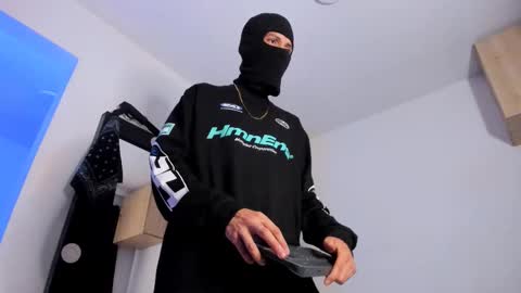   online show from October 15, 2025, 4:45 am