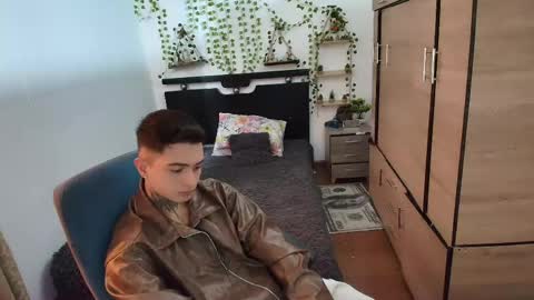 santi_ss online show from May 7, 2026, 2:44 pm