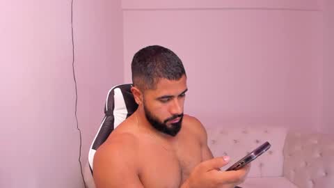 santiago_huntt online show from February 5, 2025, 11:55 am