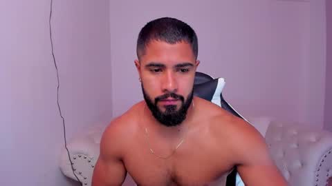 santiago_huntt online show from February 17, 2025, 12:27 pm