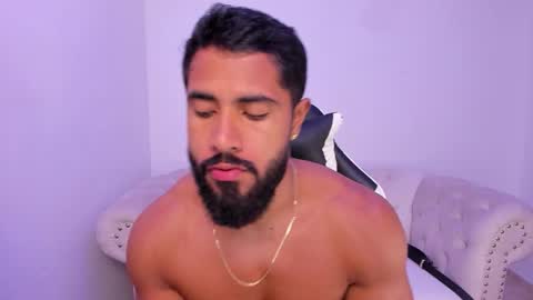 santiago_huntt online show from November 20, 2025, 1:33 pm