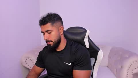 santiago_huntt online show from February 24, 2026, 8:18 pm