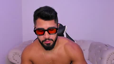 santiago_huntt online show from March 28, 2026, 1:33 pm