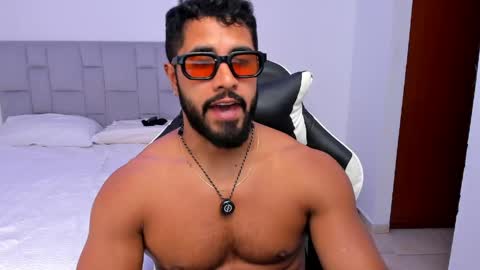 santiago_huntt online show from April 15, 2026, 9:15 pm