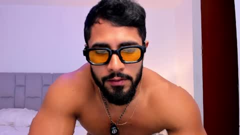 santiago_huntt online show from April 17, 2026, 9:18 pm