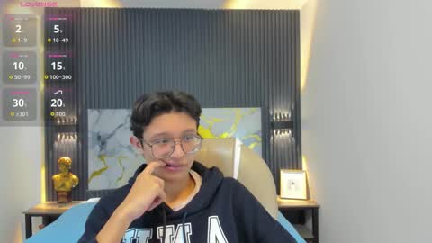 santiago_russo18 online show from October 29, 2025, 12:07 pm