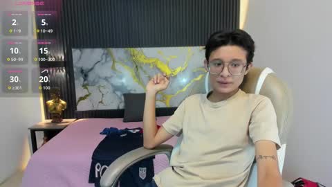 santiago_russo18 online show from November 14, 2025, 12:04 pm