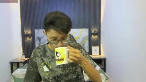 santiago_russo18 online show from February 15, 2026, 8:27 pm