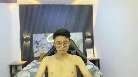 santiago_russo18 online show from February 21, 2026, 8:43 pm