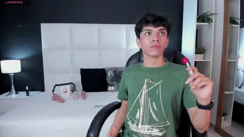 Santiago Carrington online show from December 6, 2024, 11:47 pm