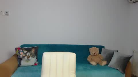 Im Sara I am happy to be here  online show from December 4, 2024, 6:06 pm