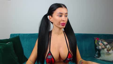 Im Sara I am happy to be here  online show from October 10, 2025, 5:01 pm