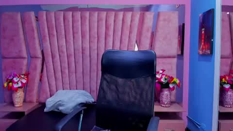 Sarah online show from December 18, 2024, 1:45 pm