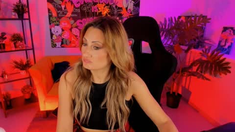 Snapshot of sarahholly chatting on January 16, 2025, 5:33 pm Divine Sarah NONUDE model online show from January 16, 2025, 5:33 pm