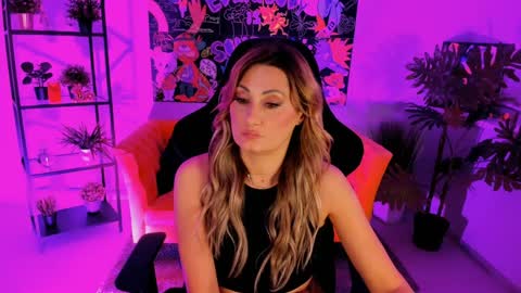 Snapshot of sarahholly chatting on February 1, 2025, 5:26 pm Divine Sarah NONUDE model online show from February 1, 2025, 5:26 pm