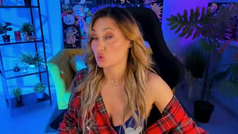 Snapshot of sarahholly chatting on February 22, 2025, 5:46 pm Divine Sarah NONUDE model online show from February 22, 2025, 5:46 pm