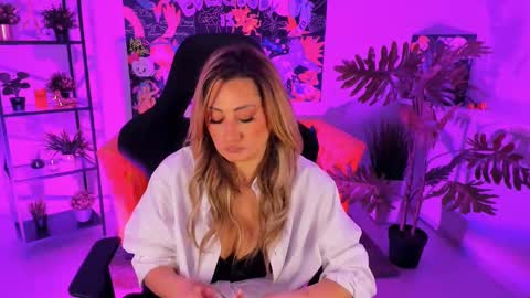 Snapshot of sarahholly chatting on March 2, 2025, 11:39 am Divine Sarah NONUDE model online show from March 2, 2025, 11:39 am