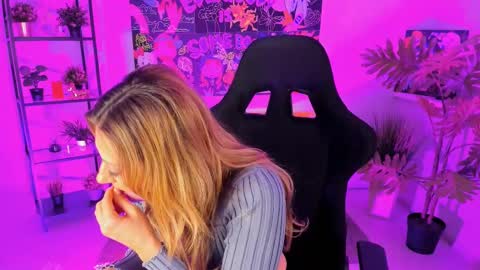 Snapshot of sarahholly chatting on March 10, 2025, 11:53 am Divine Sarah NONUDE model online show from March 10, 2025, 11:53 am