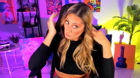Snapshot of sarahholly chatting on October 16, 2025, 12:17 pm Divine Sarah NONUDE model online show from October 16, 2025, 12:17 pm