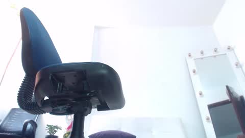 Saraloves online show from March 25, 2026, 2:45 pm