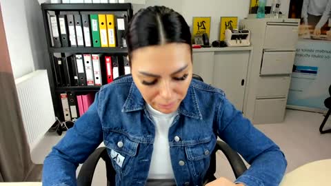 sassytiff online show from September 27, 2025, 12:43 pm