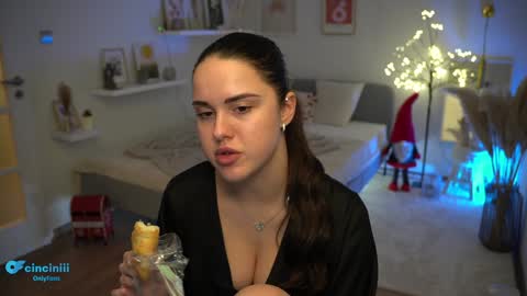 Snapshot of savvage_play chatting on January 4, 2025, 7:23 pm Naomi online show from January 4, 2025, 7:23 pm