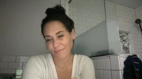 Good Girls Say Please...and Thank You online show from November 25, 2025, 3:56 pm