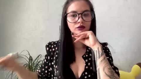 scarletpetal online show from January 19, 2025, 6:20 am