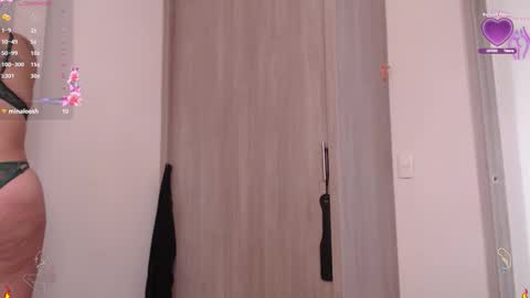 Snapshot of scarlett_diamond chatting on September 30, 2025, 7:52 pm Scarlett Thumb up please help me 100 its important online show from September 30, 2025, 7:52 pm