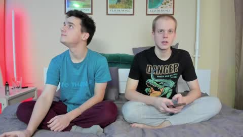 Thomas brunette and Alex blond online show from December 10, 2024, 11:32 am