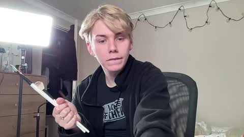 Snapshot of scottish_twink01 chatting on September 22, 2025, 1:18 am danny online show from September 22, 2025, 1:18 am