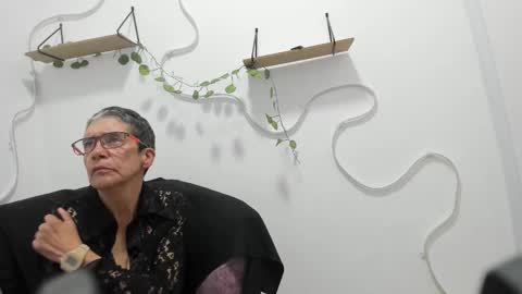 Selena online show from November 18, 2025, 6:56 pm