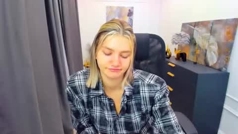 Snapshot of selenaemoore chatting on April 25, 2026, 3:42 am selenaemoore online show from April 25, 2026, 3:42 am