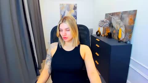 Snapshot of selenaemoore chatting on May 5, 2026, 3:36 am selenaemoore online show from May 5, 2026, 3:36 am