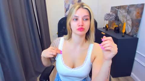 Snapshot of selenaemoore chatting on May 6, 2026, 3:35 am selenaemoore online show from May 6, 2026, 3:35 am