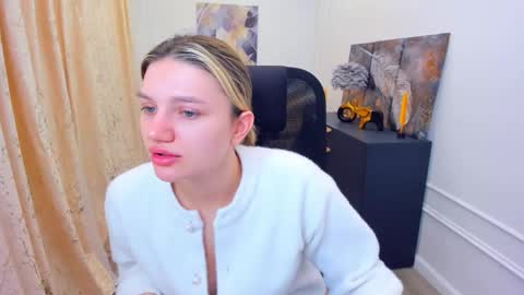 Snapshot of selenaemoore chatting on May 29, 2026, 3:48 am selenaemoore online show from May 29, 2026, 3:48 am