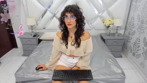 Selena reyess online show from September 10, 2025, 7:14 pm