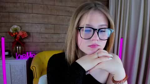 SelinSwarovski online show from February 17, 2025, 10:58 pm