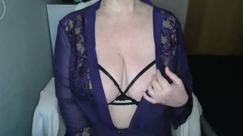 Snapshot of sensual_cris chatting on December 20, 2024, 9:32 am CRIS  online show from December 20, 2024, 9:32 am