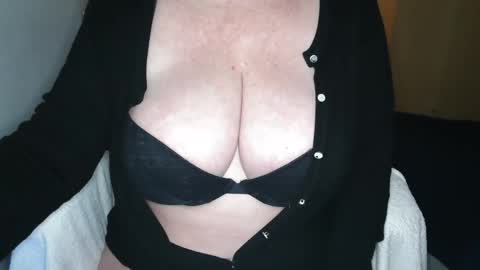 Snapshot of sensual_cris chatting on February 4, 2025, 3:57 pm CRIS  online show from February 4, 2025, 3:57 pm