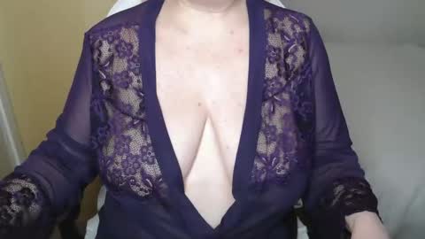Snapshot of sensual_cris chatting on October 24, 2025, 2:02 pm CRIS  online show from October 24, 2025, 2:02 pm