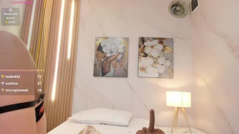 Snapshot of sensual_sophie_ chatting on June 3, 2026, 2:33 pm Sophie online show from June 3, 2026, 2:33 pm