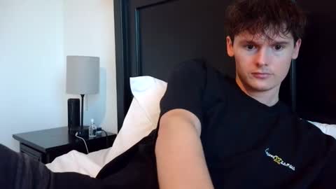 Cam online show from April 28, 2026, 11:43 pm