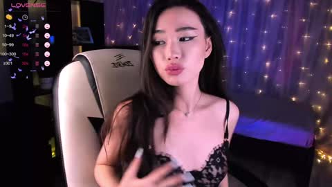 Snapshot of sensualily chatting on December 6, 2024, 7:45 pm Kiki online show from December 6, 2024, 7:45 pm